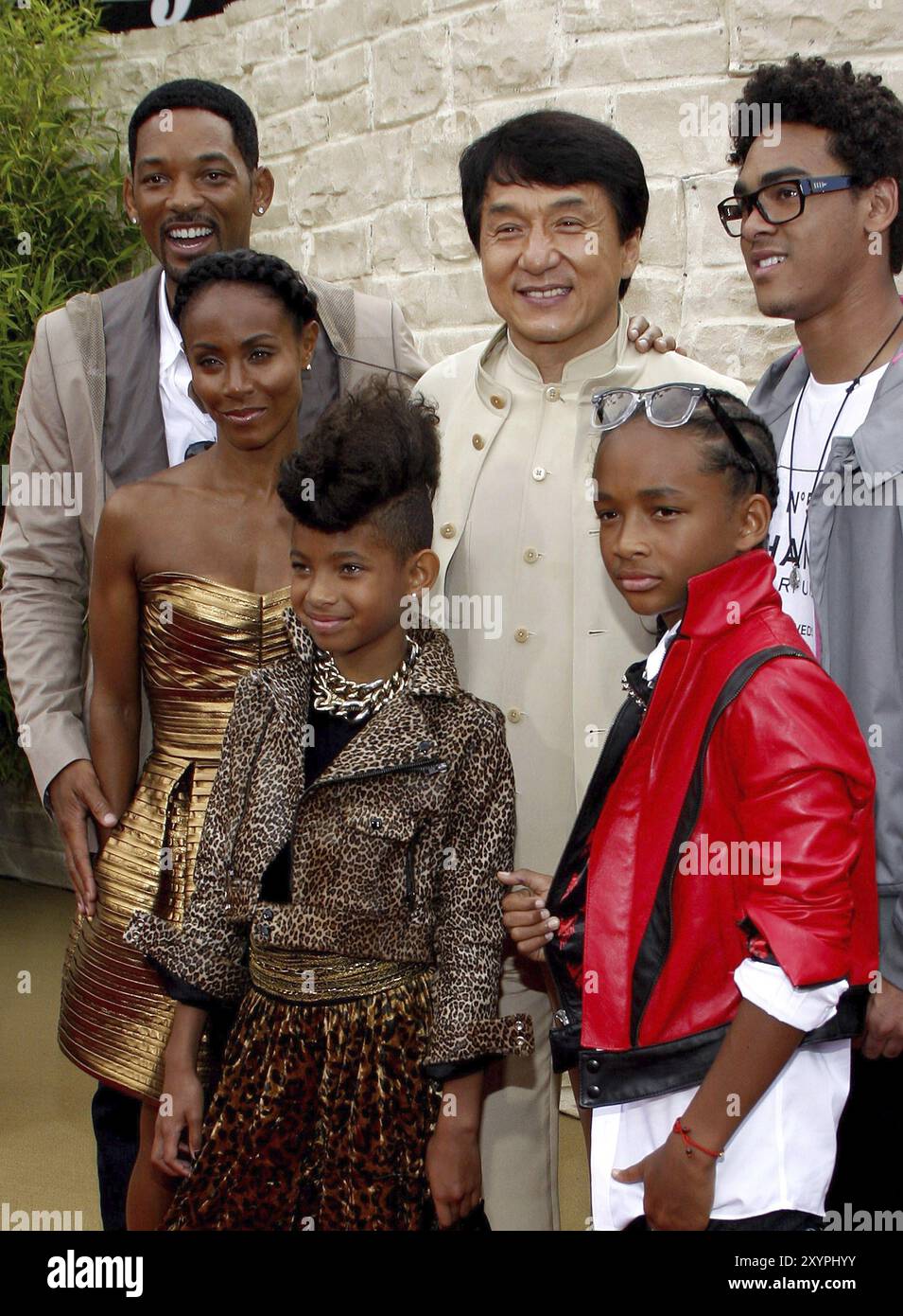 Jada Pinkett Smith, will Smith, Jaden Smith, Jackie Chan, Trey Smith und Willow Smith bei der Premiere von „The Karate Kid“ in Los Angeles im Mann Stockfoto