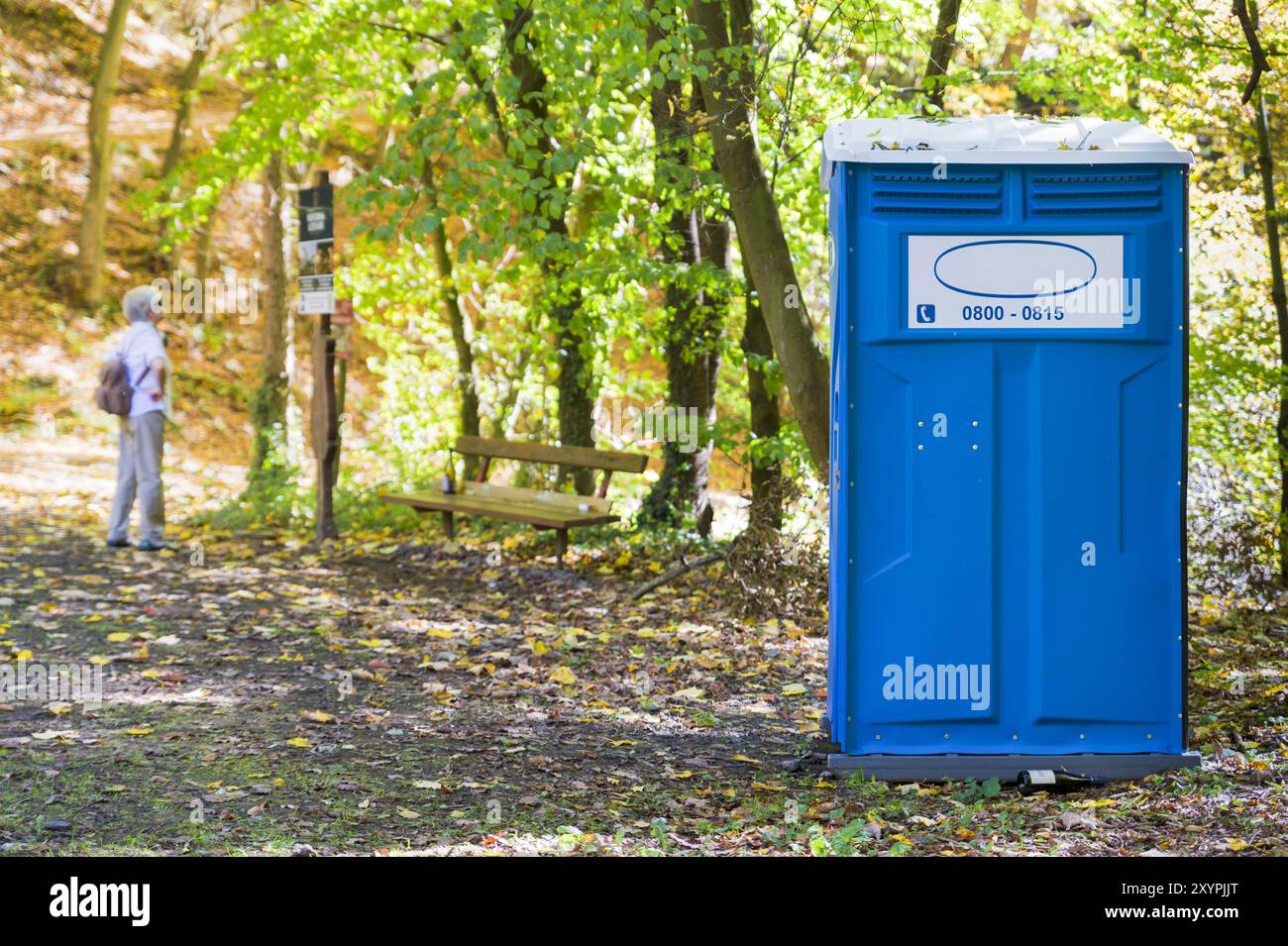 Ein Toilettenblock mitten im Wald am Rotweinwanderweg. Maischoss, Rheinland-Pfalz, Deutschland, Europa Stockfoto