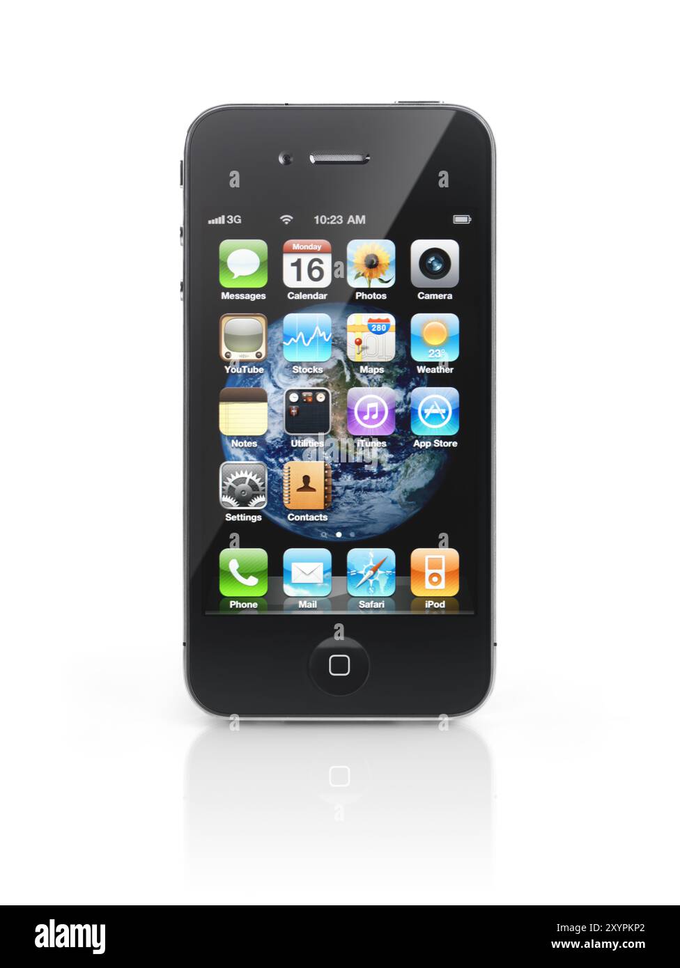 Apple iPhone 4 Smartphone mit Desktop-Symbolen und Erdkugel Hintergrund auf dem Display isoliert mit Beschneidungspfad auf weißem Hintergrund. Hohe Qualität p Stockfoto