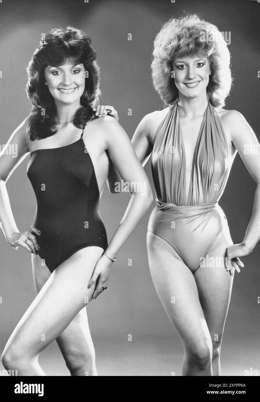 TRACY MACMUNN, MIT IHRER SCHWESTER DENISE, RICHTIG, DIE MÄDCHEN SIND RIVALEN IM MISS UNITED KINGDOM WETTBEWERB, 1983 PIC MIKE WALKER, 1983 Stockfoto