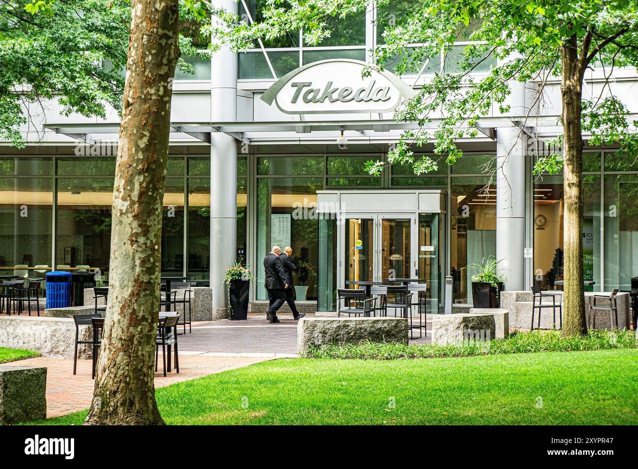 Takeda Pharmaceutical Company, Außengebäude und Lounge und Essbereich im Freien, Cambridge, Massachusetts, USA Stockfoto