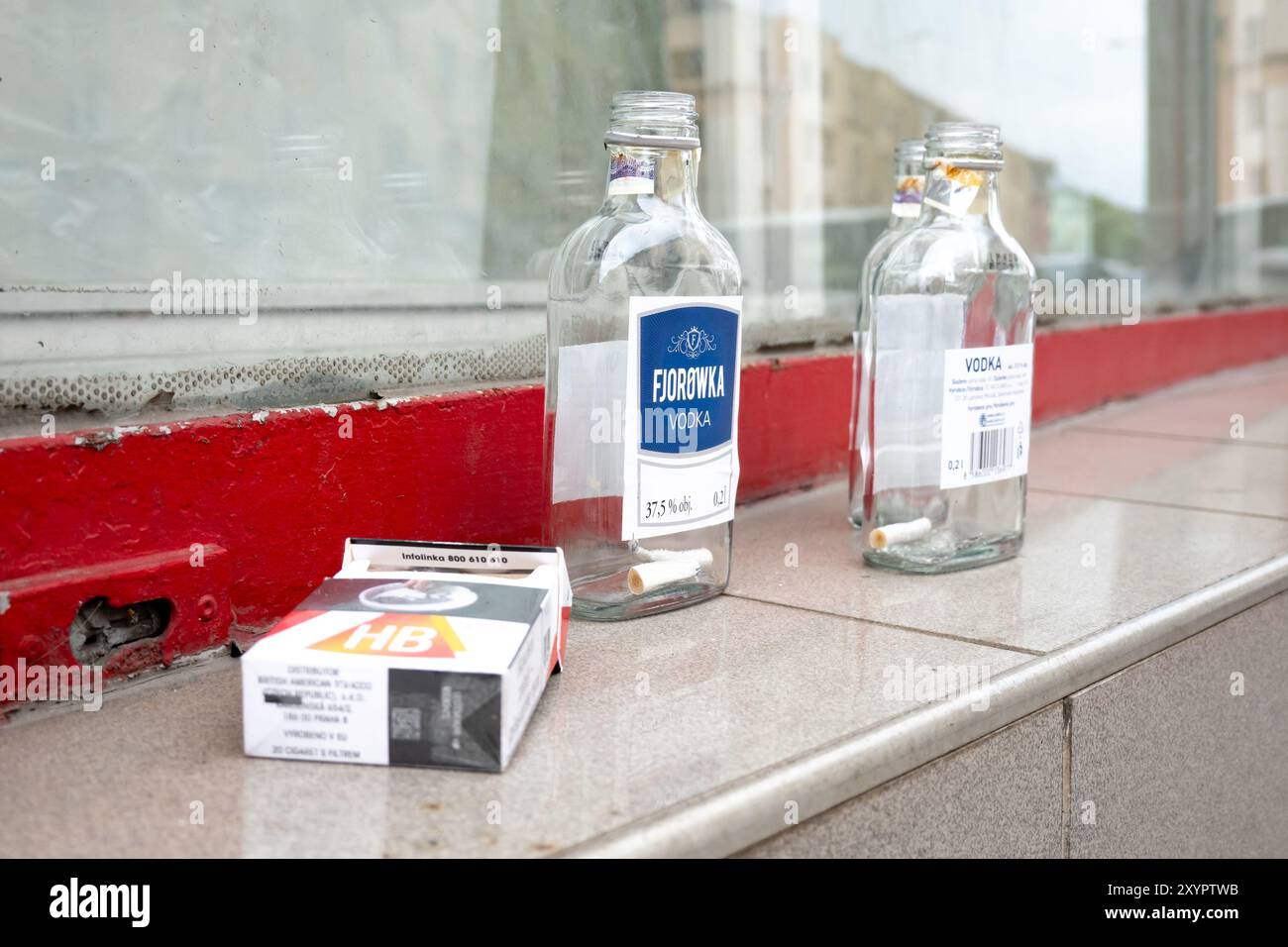 OSTRAVA, TSCHECHIEN - 25. SEPTEMBER 2023: Leere Flaschen Wodka-Alkohol und Zigaretten von Betrunkenen hinterlassen Stockfoto