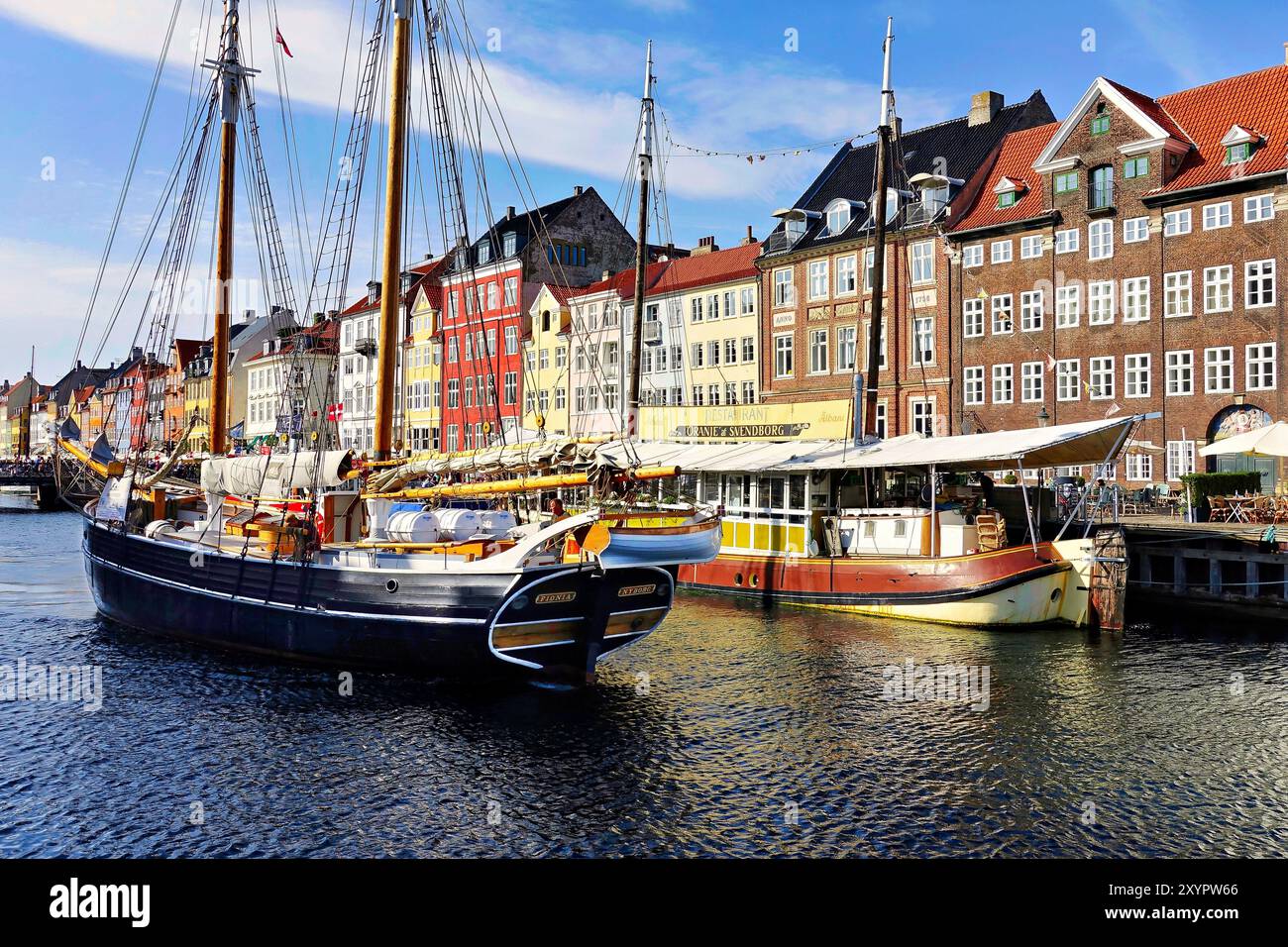 Der Kopenhagener Hafen mit dem schönen Nyhavn, alten Segelschiffen und historischen Häusern ist ein berühmtes Touristenziel Stockfoto