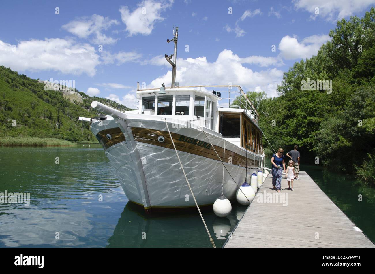 Kroatien, 21. Juli 2014: Touristen verlassen den Schiffstransport zum Wasserfallort. Touristenziel im Dalmatien Krka Nationalpark, Ort zum Besuchen, Europa Stockfoto