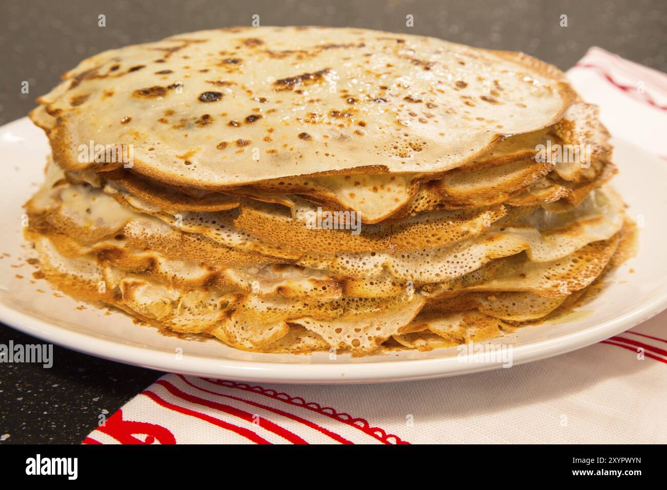 Russische Maslenitsa, Fastnacht, fastnachtswoche, Karneval, sprach, Pancake Day Symbol, Stapel Pfannkuchen auf Platte Stockfoto