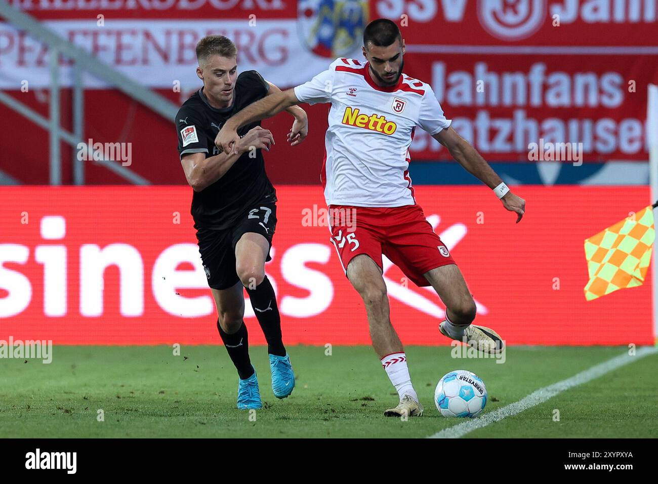 Regensburg, Deutschland. 30. August 2024. Fussball 2. Bundesliga 4. Spieltag SSV Jahn Regensburg - SpVgg Greuther Fürth am 30.08.2024 im Jahnstadion Regensburg in Regensburg Gian-Luca Itter ( Fürth ), links - Rasim Bulic ( Regensburg ), rechts DFL-Vorschriften verbieten jede Verwendung von Fotografien als Bildsequenzen und/oder Quasi-Video Foto: Revierfoto Credit: ddp Media GmbH/Alamy Live News Stockfoto