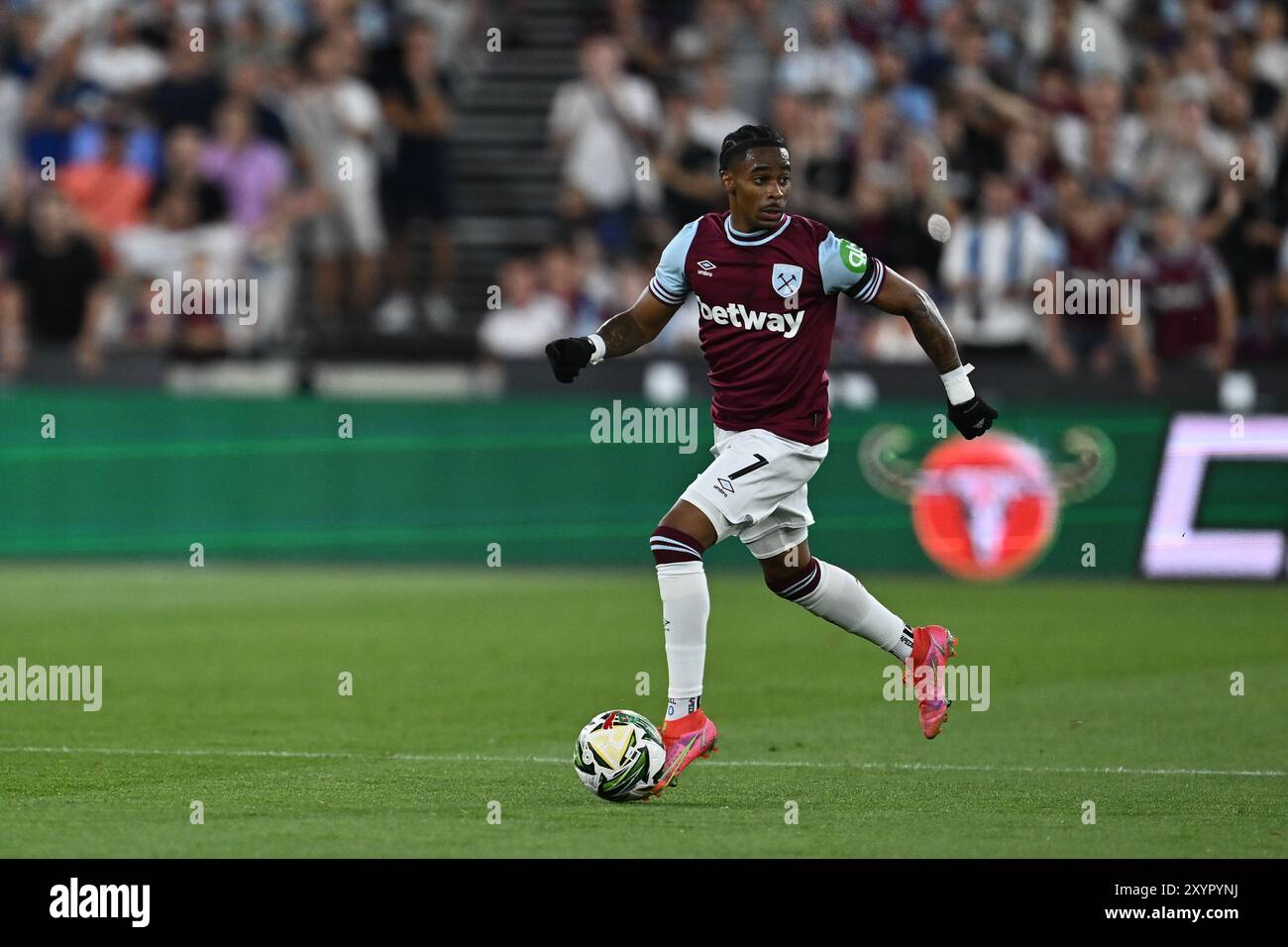 LONDON, ENGLAND - 28. AUGUST: Crysencio Summerville von West Ham United kontrolliert den Ball während des Carabao Cup Second Round Matches zwischen West Ham United Stockfoto