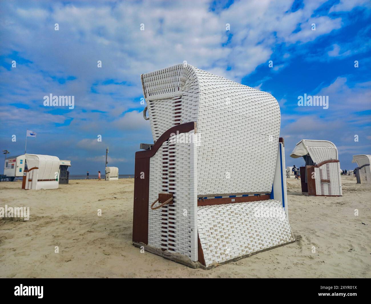 Deutschland, Norddeich. Landschaft mit leeren Liegen am Wattenmeer an der deutschen Nordseeküste. August 2023 Stockfoto