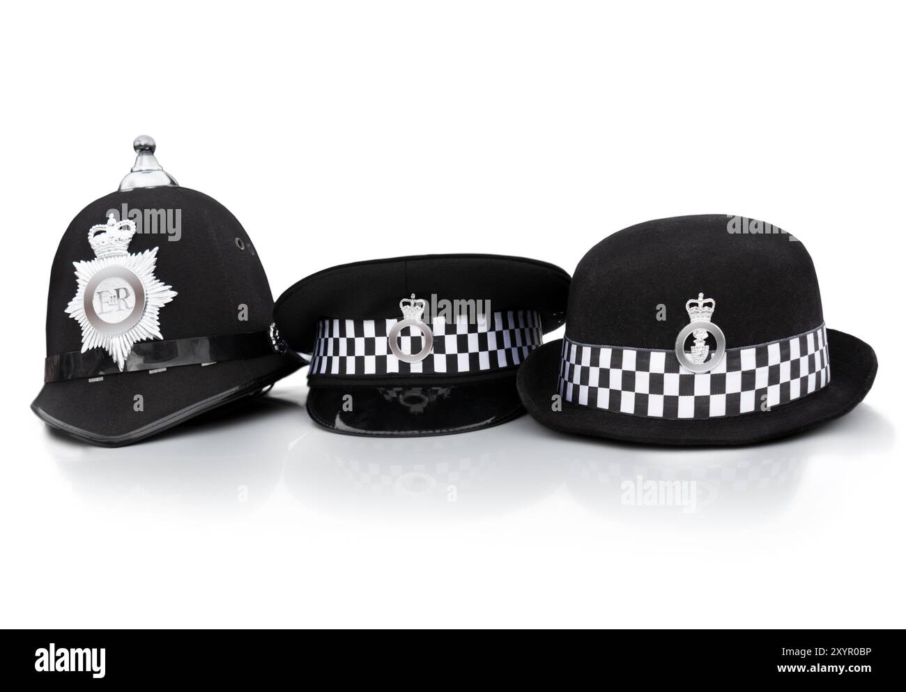 Polizei - britisches Karrierekonzept für Strafverfolgungsbehörden. Kopfbedeckung der britischen Polizeibeamten im Dienst getragen - weibliche Polizeiwache, männliches Handy Stockfoto