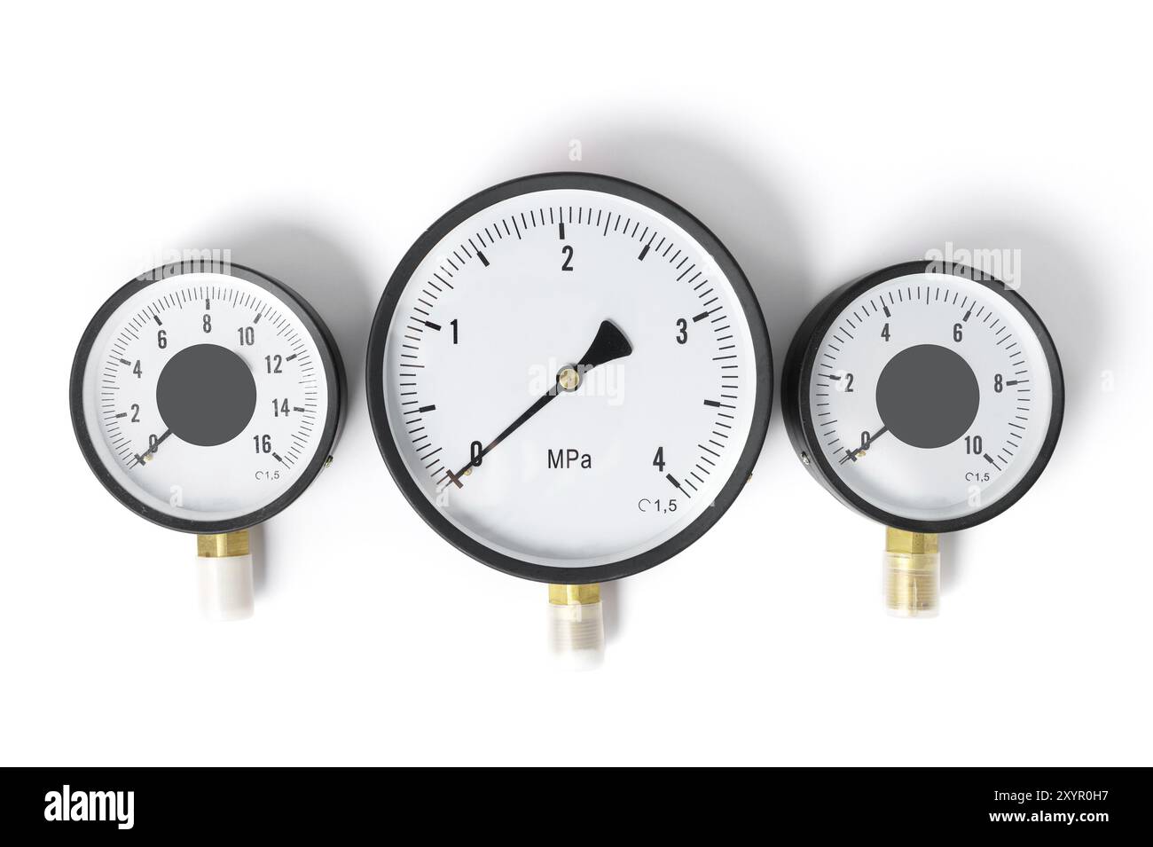 Der Drucksensor in der Rohrleitung ist ein Manometer. Drei Messgeräte unterschiedlicher Größe auf einem weiß isolierten Hintergrund Stockfoto