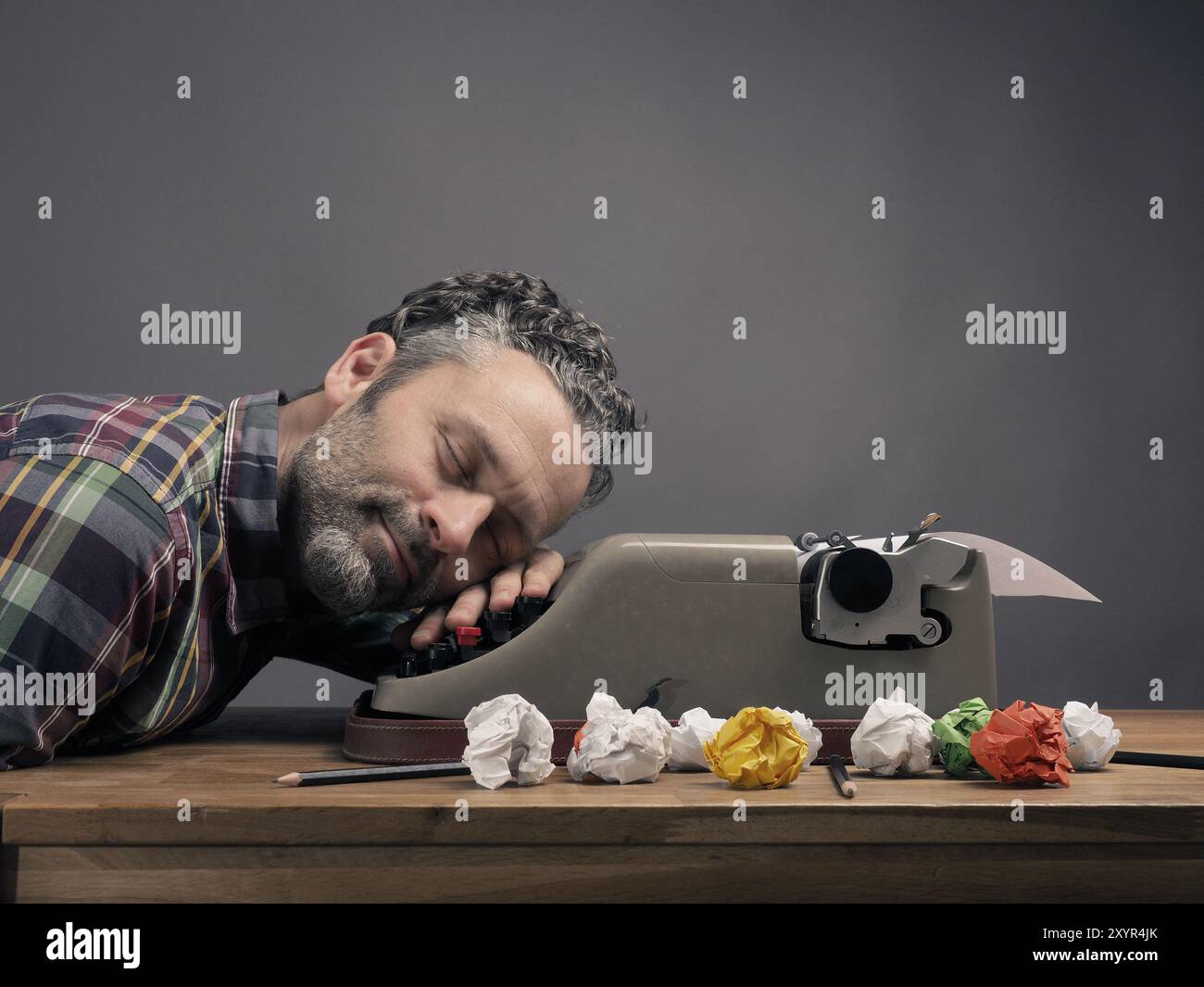 Zerknittertes Papier mit einer alten Schreibmaschine auf hölzernen Schreibtisch, Geschäftsmann, schlafen, Kreativität-Konzept Stockfoto