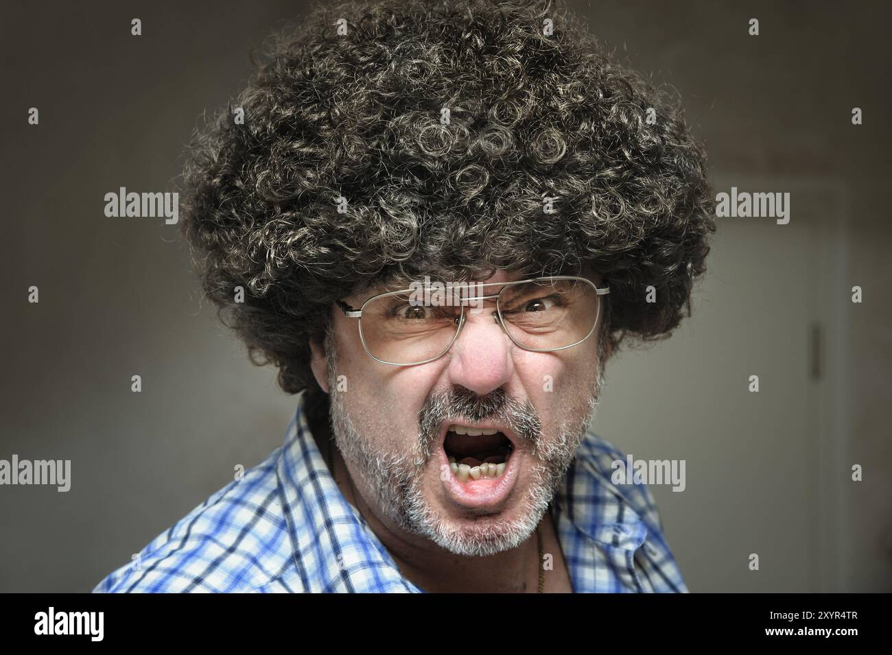 Ein wütender Mann schreit mit offenem Mund Stockfoto