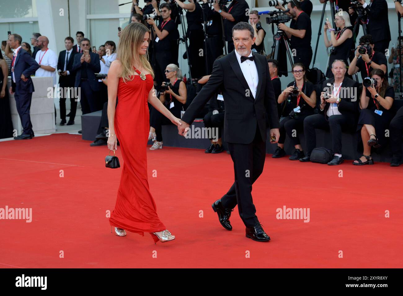 Antonio Banderas mit Partnerin Nicole Kimpel bei der Premiere des Kinofilms Babygirl auf der Biennale di Venezia 2024 / 81. Internationale Filmfestspiele von Venedig im Palazzo del Cinema. Venedig, 30.08.2024 *** Antonio Banderas mit Partnerin Nicole Kimpel bei der Premiere des Spielfilms Babygirl auf der Biennale di Venezia 2024 81 Venedig International Film Festival im Palazzo del Cinema Venedig, 30 08 2024 Foto:XA.XM.xTinghinox/xFuturexImagex babygirl prem 4863 Stockfoto