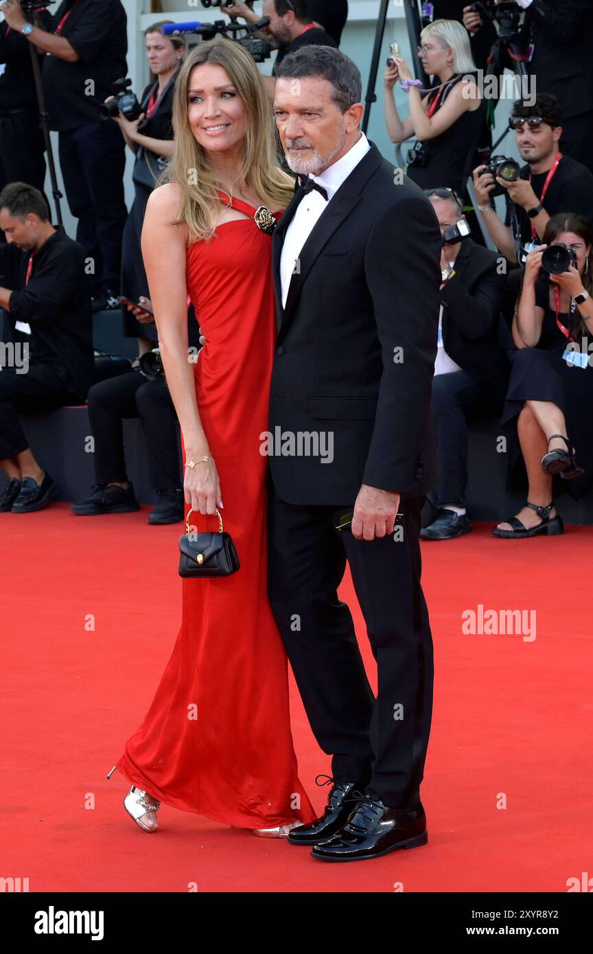 Antonio Banderas mit Partnerin Nicole Kimpel bei der Premiere des Kinofilms Babygirl auf der Biennale di Venezia 2024 / 81. Internationale Filmfestspiele von Venedig im Palazzo del Cinema. Venedig, 30.08.2024 *** Antonio Banderas mit Partnerin Nicole Kimpel bei der Premiere des Spielfilms Babygirl auf der Biennale di Venezia 2024 81 Venedig International Film Festival im Palazzo del Cinema Venedig, 30 08 2024 Foto:XA.XM.xTinghinox/xFuturexImagex babygirl prem 4864 Stockfoto