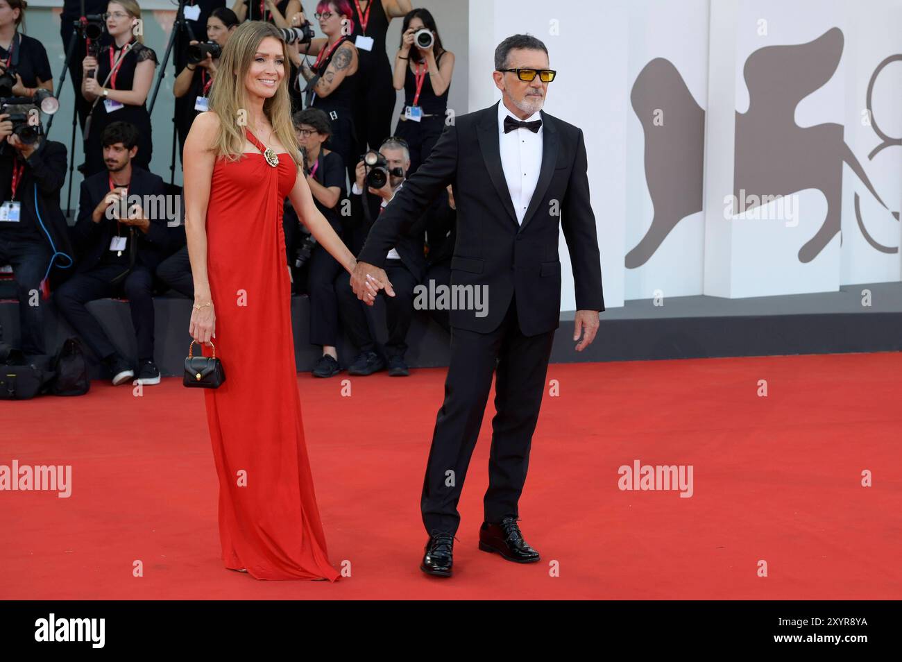 Antonio Banderas mit Partnerin Nicole Kimpel bei der Premiere des Kinofilms Babygirl auf der Biennale di Venezia 2024 / 81. Internationale Filmfestspiele von Venedig im Palazzo del Cinema. Venedig, 30.08.2024 *** Antonio Banderas mit Partnerin Nicole Kimpel bei der Premiere des Spielfilms Babygirl auf der Biennale di Venezia 2024 81 Venedig International Film Festival im Palazzo del Cinema Venedig, 30 08 2024 Foto:XA.XM.xTinghinox/xFuturexImagex babygirl prem 4870 Stockfoto