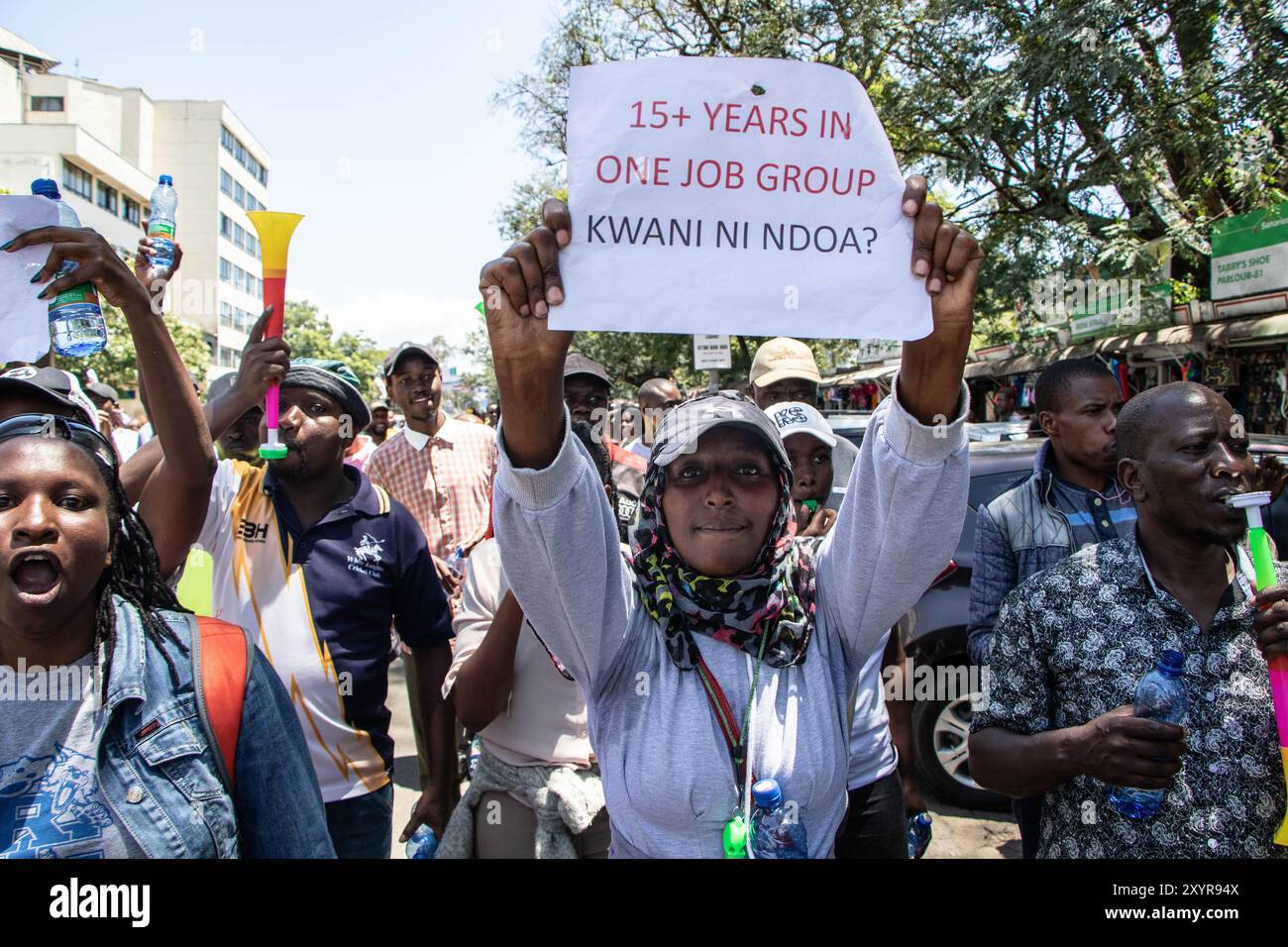 Nakuru, Kenia. 30. August 2024. Ein Lehrer hält während eines landesweiten Lehrerstreiks ein Plakat. Kenianische Lehrer traten in Streik und forderten die Durchsetzung des Tarifvertrags, die Beförderung von Lehrern, die Wiedereinführung der medizinischen Versorgung und die dauerhafte Beschäftigung von Junior Secondary Lehrern. Quelle: SOPA Images Limited/Alamy Live News Stockfoto