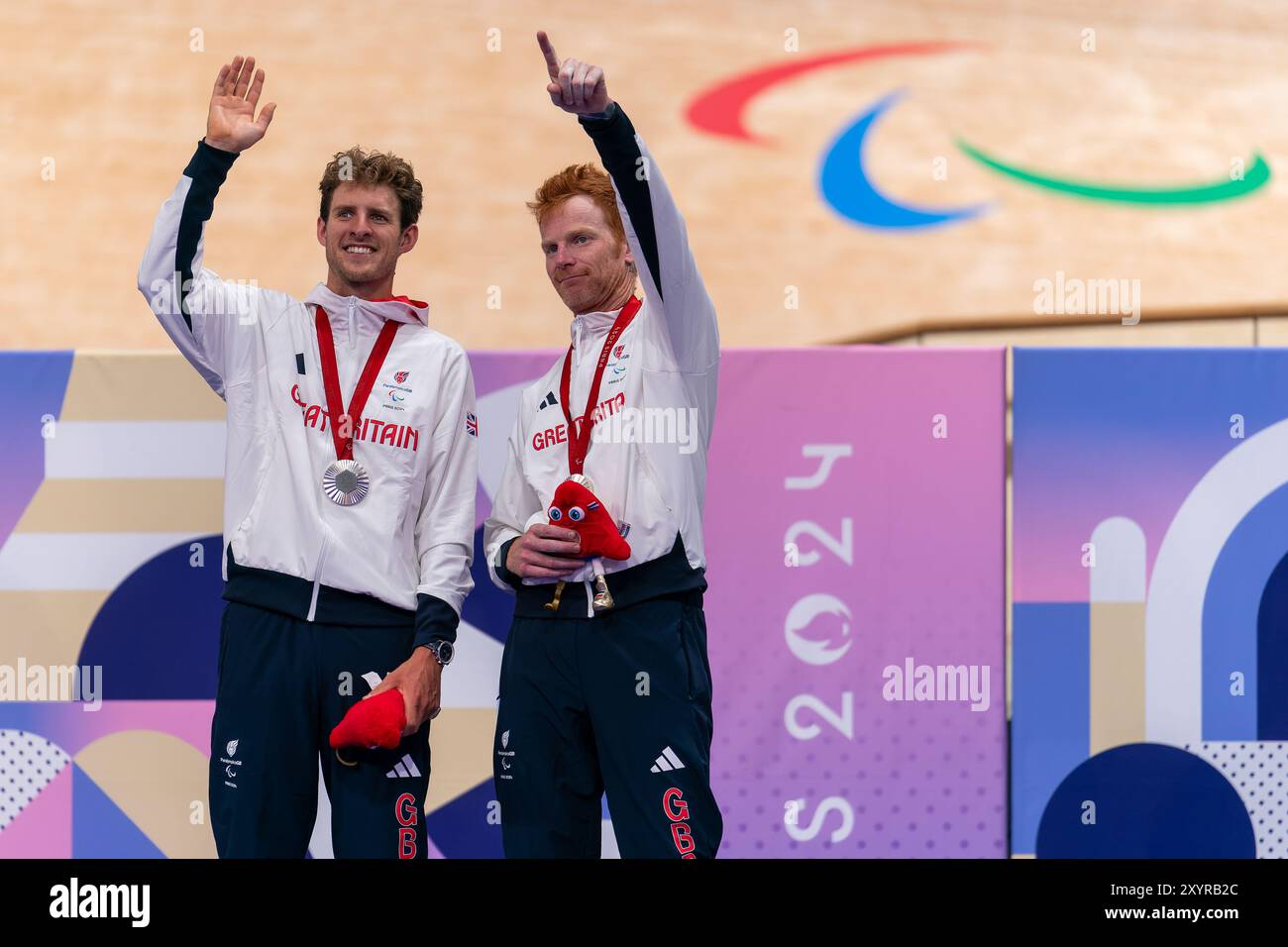 Paris, Frankreich. August 2024. PARIS, FRANKREICH - 29. AUGUST: Stephen Bate vom Team Großbritannien und Christopher Latham vom Team Großbritannien, Gewinner der Silbermedaille, während der Podiumseremonie, nachdem sie am 4000 1. Tag der Para Cycling - Track - Olympischen Spiele Paris 2024 im Velodrome Saint-Quentin-en-Yvelines am 29. August 2024 in Paris teilgenommen hatten. (Foto: Joris Verwijst/BSR Agency) Credit: BSR Agency/Alamy Live News Stockfoto