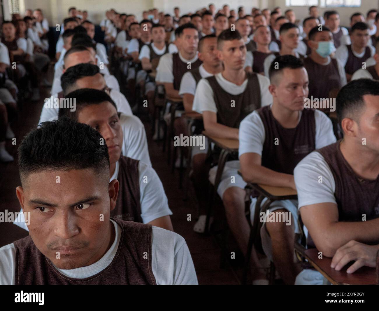 Santa Ana, El Salvador. 30. August 2024. Häftlinge im Gefängnis La Esperanza (die Hoffnung), auch bekannt als „Mariona“, nehmen an einem Kurs Teil. Im Rahmen des „Zero Leisure“-Programms werden Gefangene an verschiedenen Kursen teilnehmen. In der Tischlerei stellen sie Möbel für Schulen und öffentliche Einrichtungen her. Durch die Teilnahme an diesen Kursen können die Gefangenen ihre Gefängniszeit verkürzen und Fähigkeiten für ihr zukünftiges Leben erlernen. Credit: Juan Carlos/dpa/Alamy Live News Stockfoto