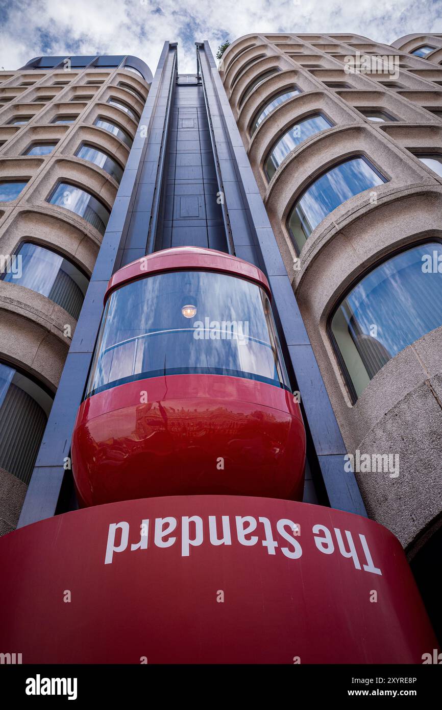 Standard Hotel London - skurriler roter Außenaufzug des Standard Hotels, Kings Cross London, Euston Rd. Wurde 2019 eröffnet. Design Shawn Hausman, Structural ORMS Stockfoto