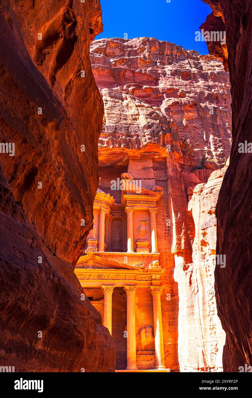 Wadi Musa, Jordanien - Siq und die Schatzkammer Al Khazneh im antiken Petra. Al-Khazneh ist einer der raffiniertesten Tempel in Petra, Jordanien Stockfoto