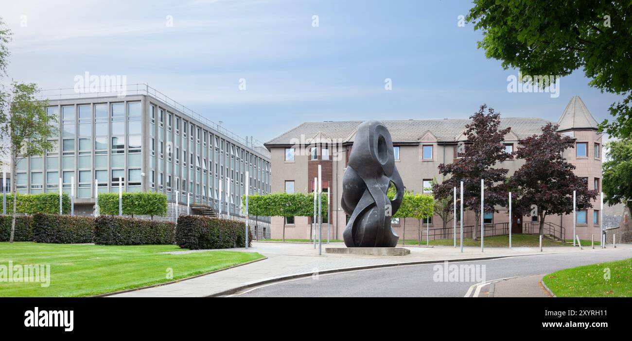 Evolutionary Loop 517, eine abstrakte Bronzeskulptur von Nasser Azam, benannt von Professor Marcel Jaspars auf dem Campus der Universität Aberdeen. Stockfoto