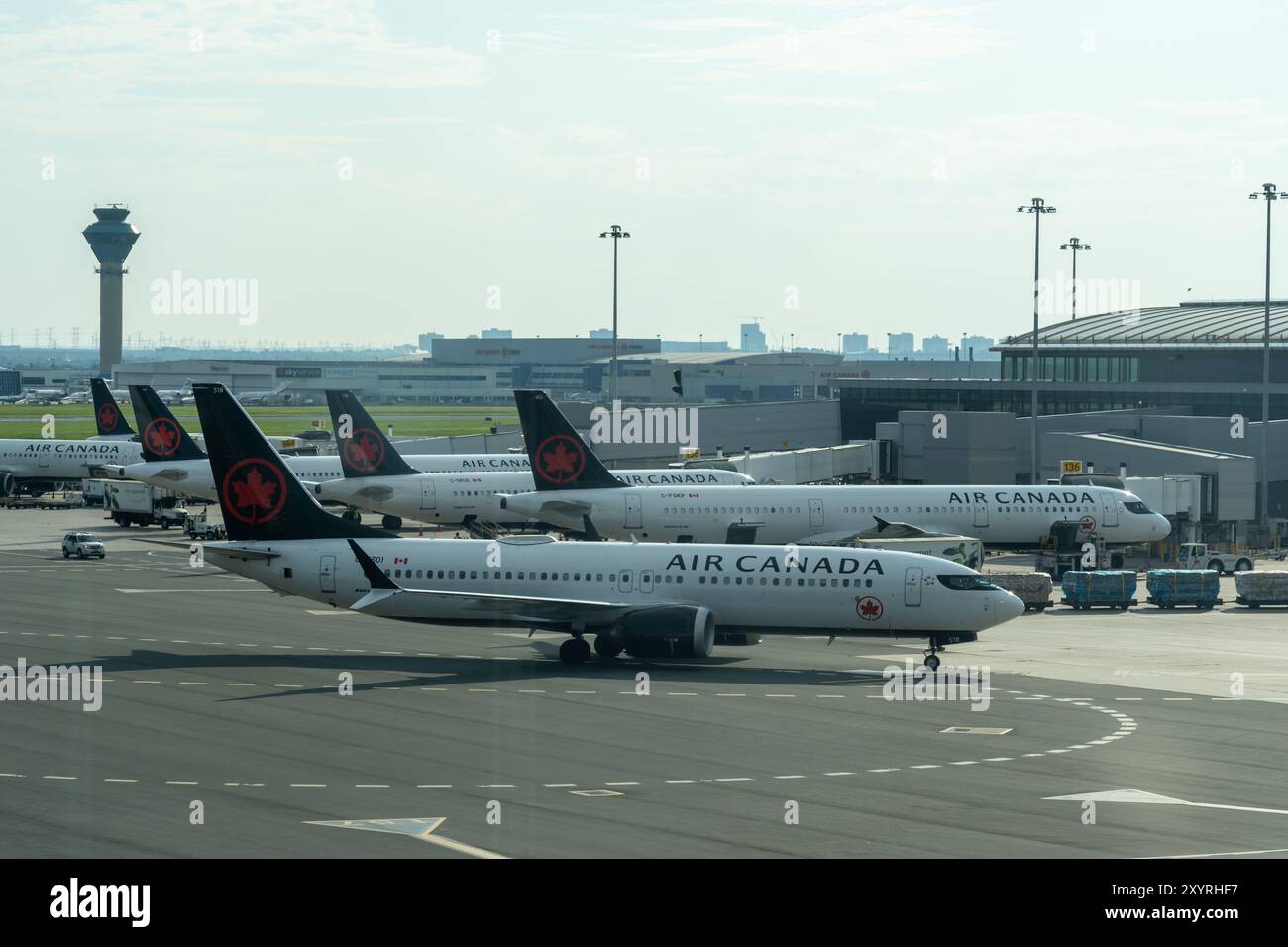 Air Canada-Flugzeuge parkten am Toronto Pearson International Airport in Mississauga, ON, Kanada. Stockfoto