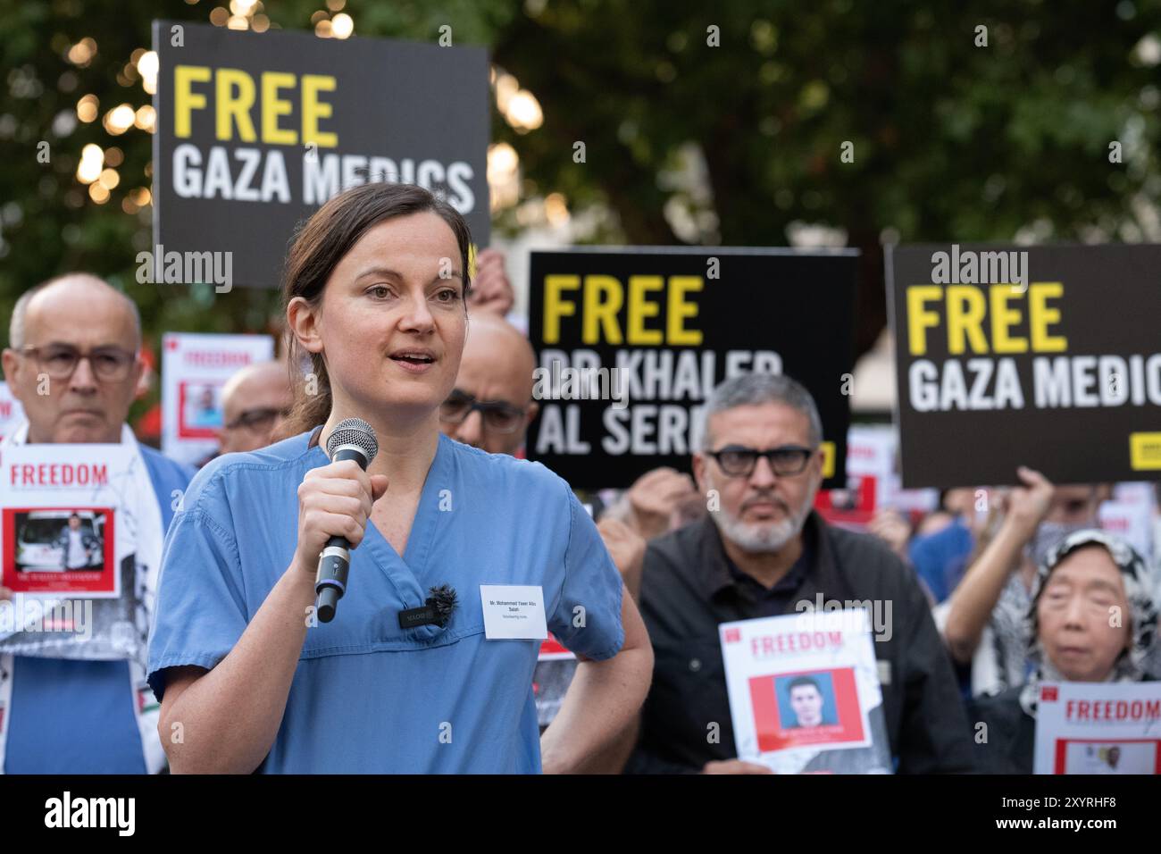 London, Großbritannien. 30. August 2024. Gesundheitspersonal veranstalten eine Mahnwache und rufen zur Freilassung von über 170 palästinensischen medizinischen Mitarbeitern auf, die von israelischen Truppen in Gaza festgehalten wurden, angeblich ohne Anklage oder Gerichtsverfahren und viele, deren Aufenthaltsort unbekannt ist, sowie zur Aussetzung von Waffentransfers nach Israel. Organisiert von Amnesty International UK und Health Workers 4 Palestine fiel die Veranstaltung mit dem Internationalen Tag der Verschwundenen zusammen. Quelle: Ron Fassbender/Alamy Live News Stockfoto