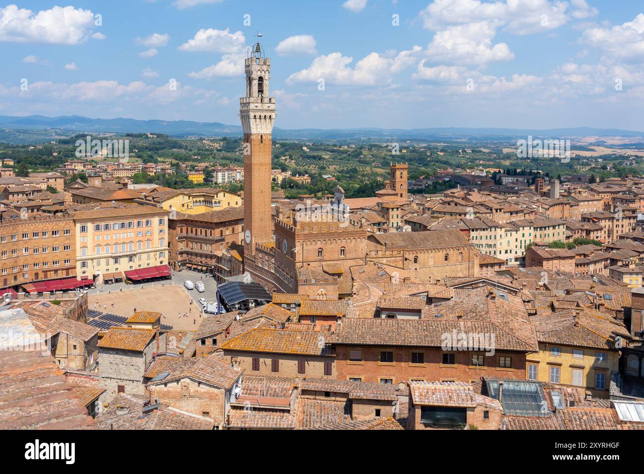 Blick von oben auf die Gebäude rund um den Campo-Platz (Piazza del Campo) und den Mangia-Turm (Torre del Mangia) in Santa, Stockfoto