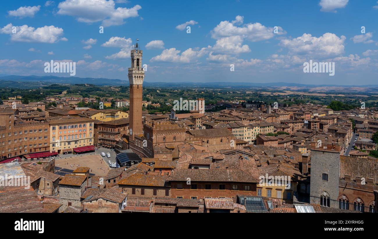 Blick von oben auf die Gebäude rund um den Campo-Platz (Piazza del Campo) und den Mangia-Turm (Torre del Mangia) in Santa, Stockfoto
