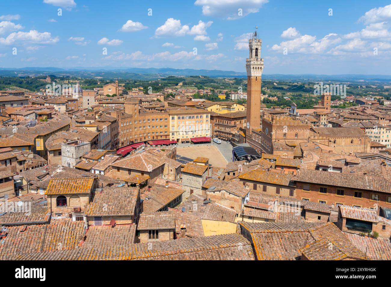 Blick von oben auf die Gebäude rund um den Campo-Platz (Piazza del Campo) und den Mangia-Turm (Torre del Mangia) in Santa, Stockfoto