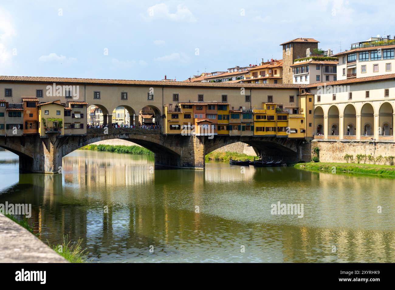 Ponte Vecchio (Alte Brücke) in Florenz, Italien. Die Ponte Vecchio ist eine mittelalterliche Steinbrücke mit geschlossenem Spandrel. Stockfoto