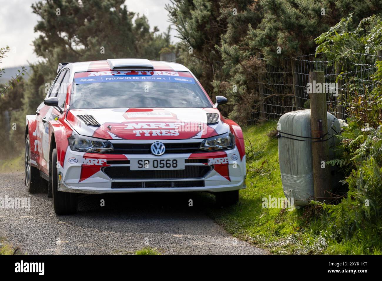 Aberystwyth, Dyfed, Großbritannien. 30. August 2024. 2024 FIA Rallye-Europameisterschaft Tag 1; Fahrer Amaury Molle und Beifahrer Alex Dubois in ihrer Skoda Fabia Evo stehen kurz vor dem Tor Credit: Action Plus Sports/Alamy Live News Stockfoto