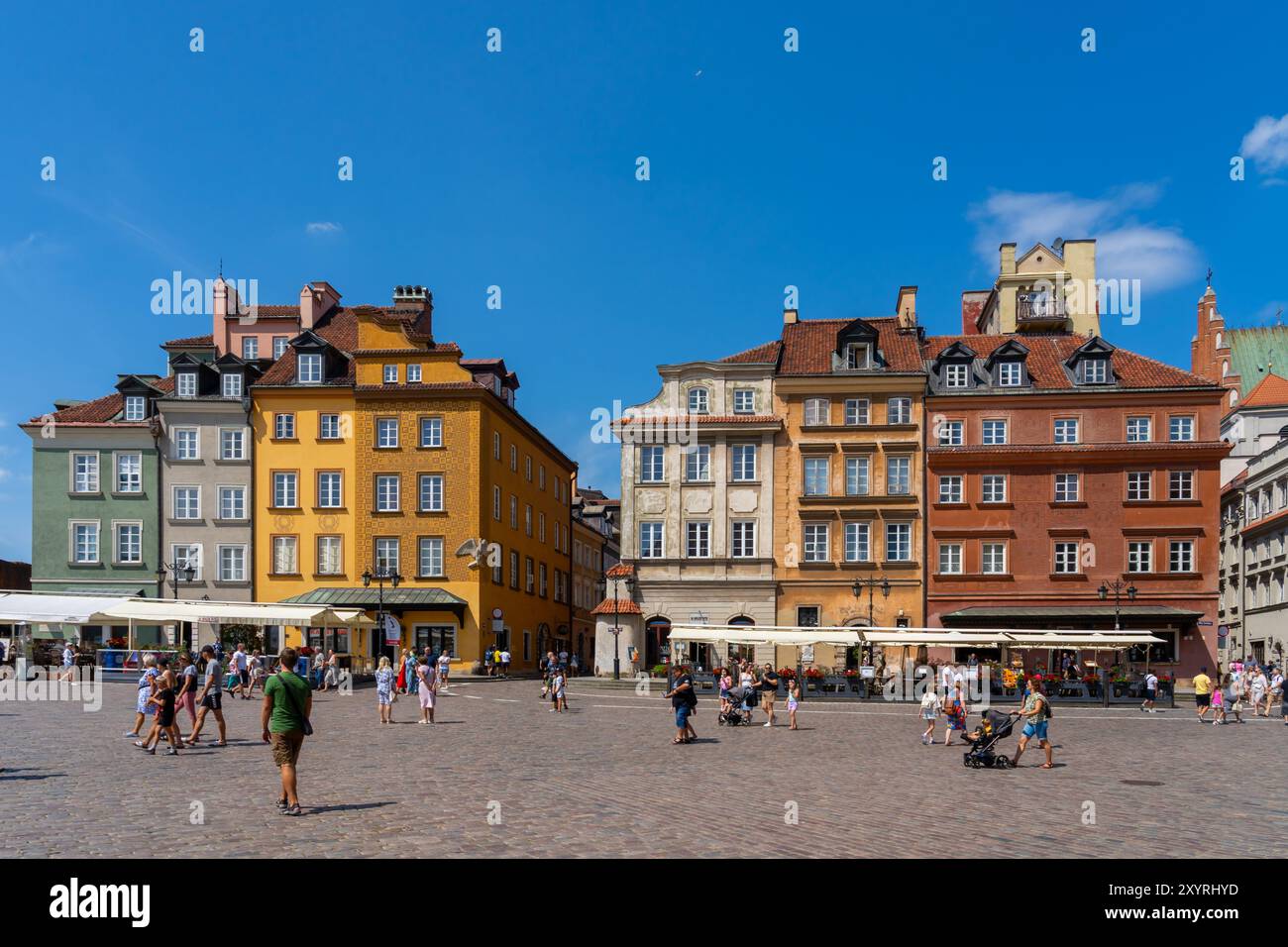 Der Marktplatz der Altstadt ist voll mit Menschen in Warschau, Polen. Stockfoto