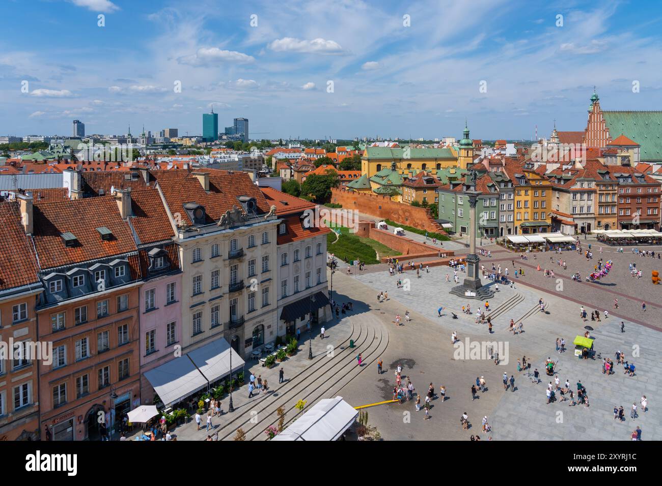 Blick von oben auf den Marktplatz in der Altstadt mit vielen Menschen in Warschau, Polen. Stockfoto
