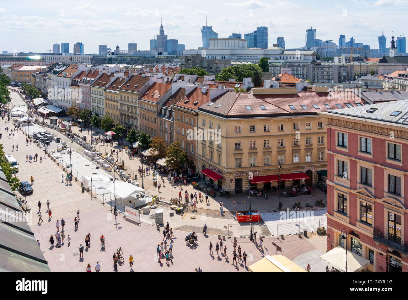 Blick von oben auf den Marktplatz in der Altstadt mit vielen Menschen in Warschau, Polen. Stockfoto