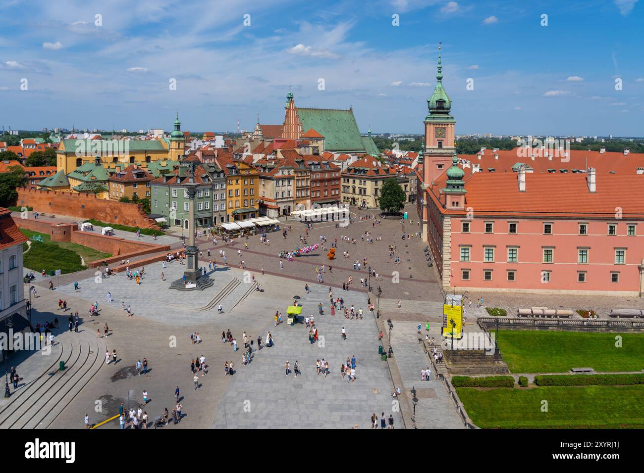 Blick von oben auf den Marktplatz in der Altstadt mit vielen Menschen in Warschau, Polen. Stockfoto