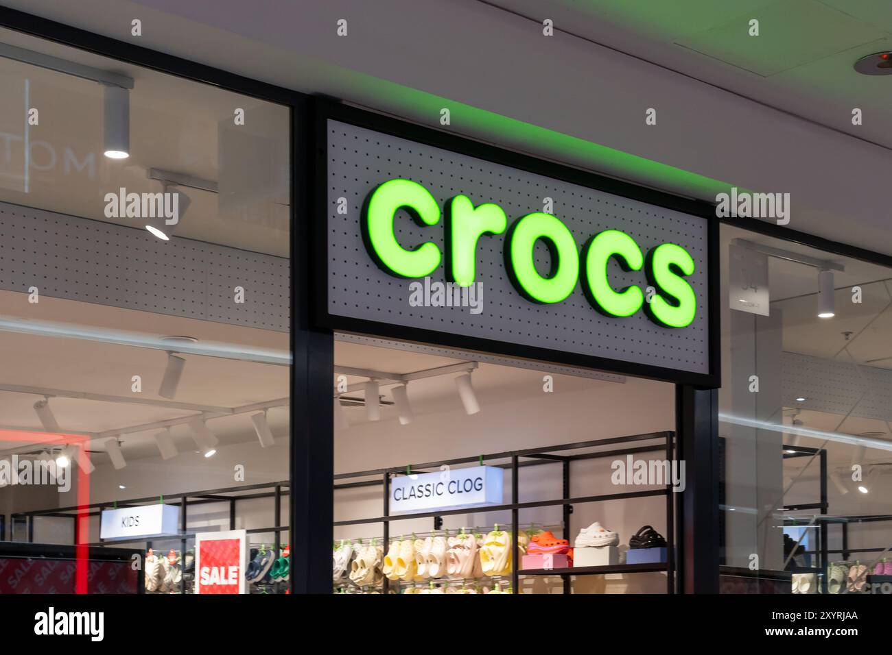 Nahaufnahme des Crocs-Logozeichens in ihrem Geschäft in Krakau, Polen. Stockfoto