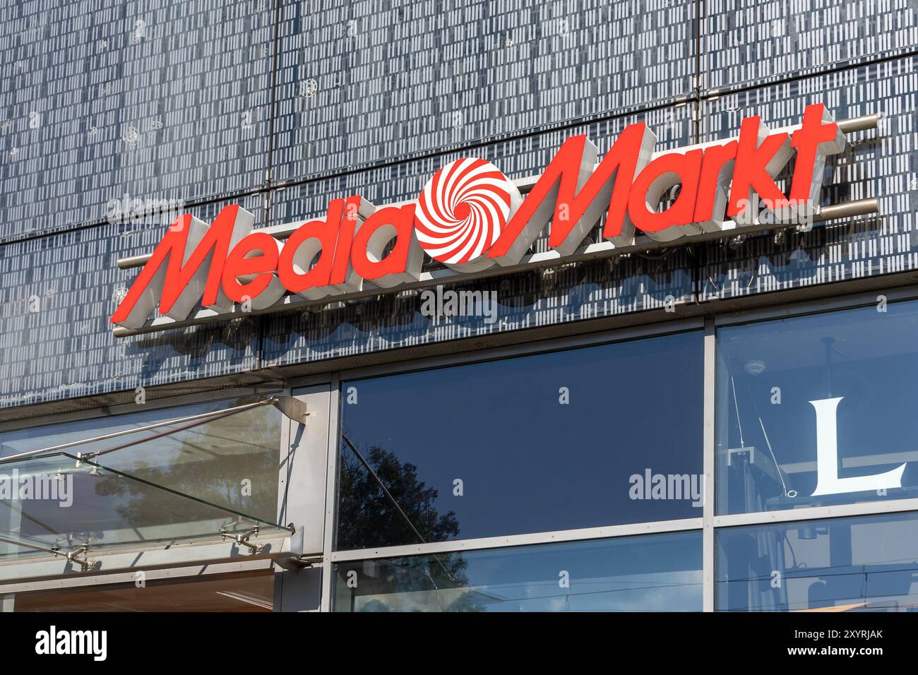 Nahaufnahme des MediaMarkt-Logoschildes auf dem Gebäude in Krakau, Polen. Stockfoto