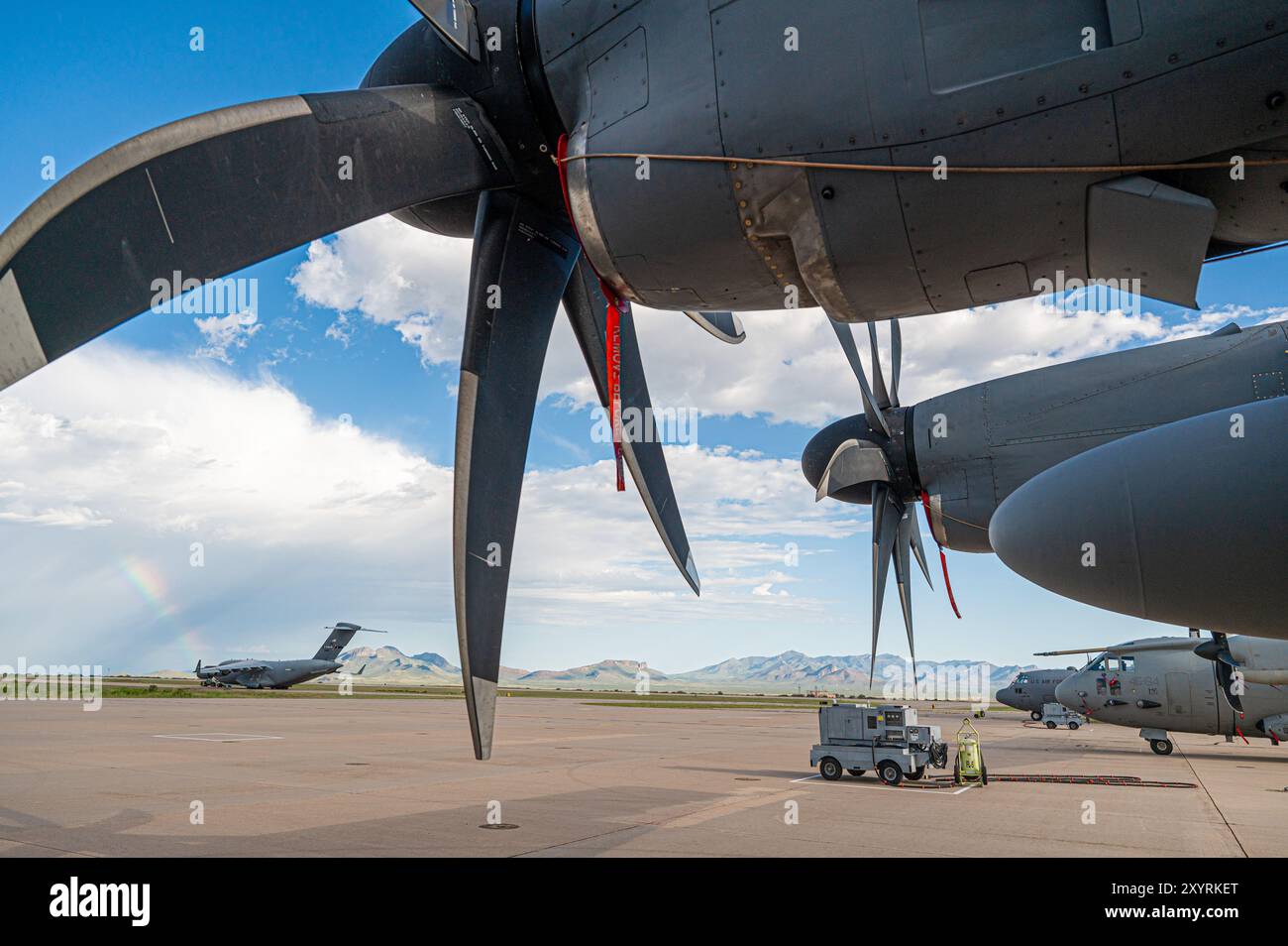 US-amerikanische und alliierte Flugzeuge, die am Kurs für Advanced Tactics Airlift im Advanced Airlift Tactics Training Center teilnehmen, sitzen am 21. August 2024 in Fort Huachuca, Arizona. Die Mission der AATTC aus St. Joseph, Missouri, erhöht die Effektivität und Überlebensfähigkeit der Mobilitätskräfte. Seit 1983 bietet die AATTC fortgeschrittene taktische Ausbildung für Mobilitätsflugzeuge der Air National Guard, Air Force Reserve Command, Air Mobility Command, Air Combat Command, Air Force Special Operations Command, United States Marine Corps und 17 alliierte Nationen. (US-A Stockfoto