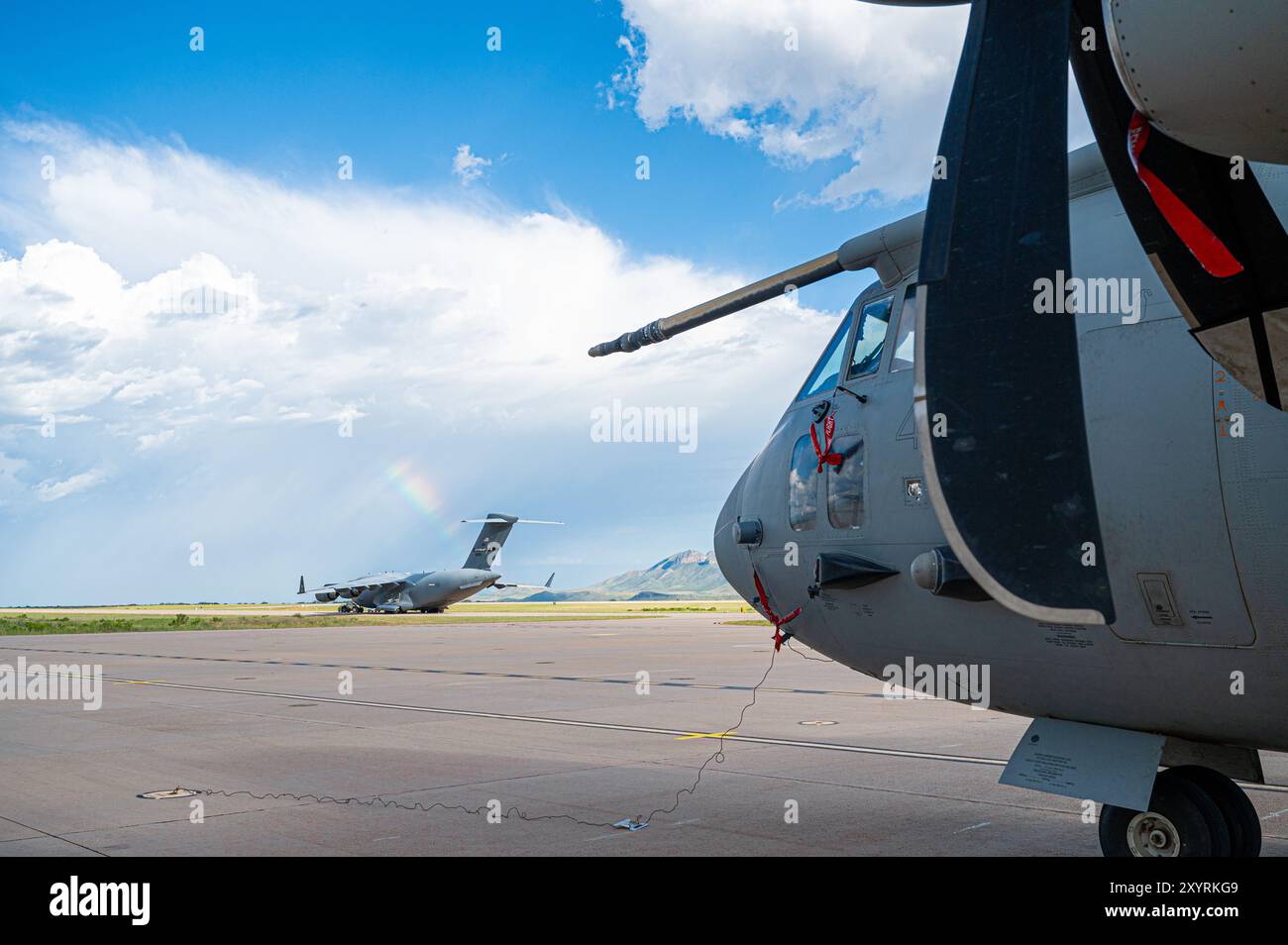 Ein C-17 Globemaster III der US-Luftwaffe 105th Airlift Wing, links, und ein italienischer Air Force C-27 Spartan, der der 46th Air Brigade zugeteilt wurde, sitzen am 21. August 2024 auf der Fluglinie, während er den Kurs Advanced Tactics Airlift im Advanced Airlift Tactics Training Center in Fort Huachuca, Arizona besucht. Die Mission der AATTC aus St. Joseph, Missouri, erhöht die Effektivität und Überlebensfähigkeit der Mobilitätskräfte. Seit 1983 bietet die AATTC fortgeschrittenes taktisches Training für Mobilitätsflugzeuge der Air National Guard, Air Force Reserve Command, Air Stockfoto