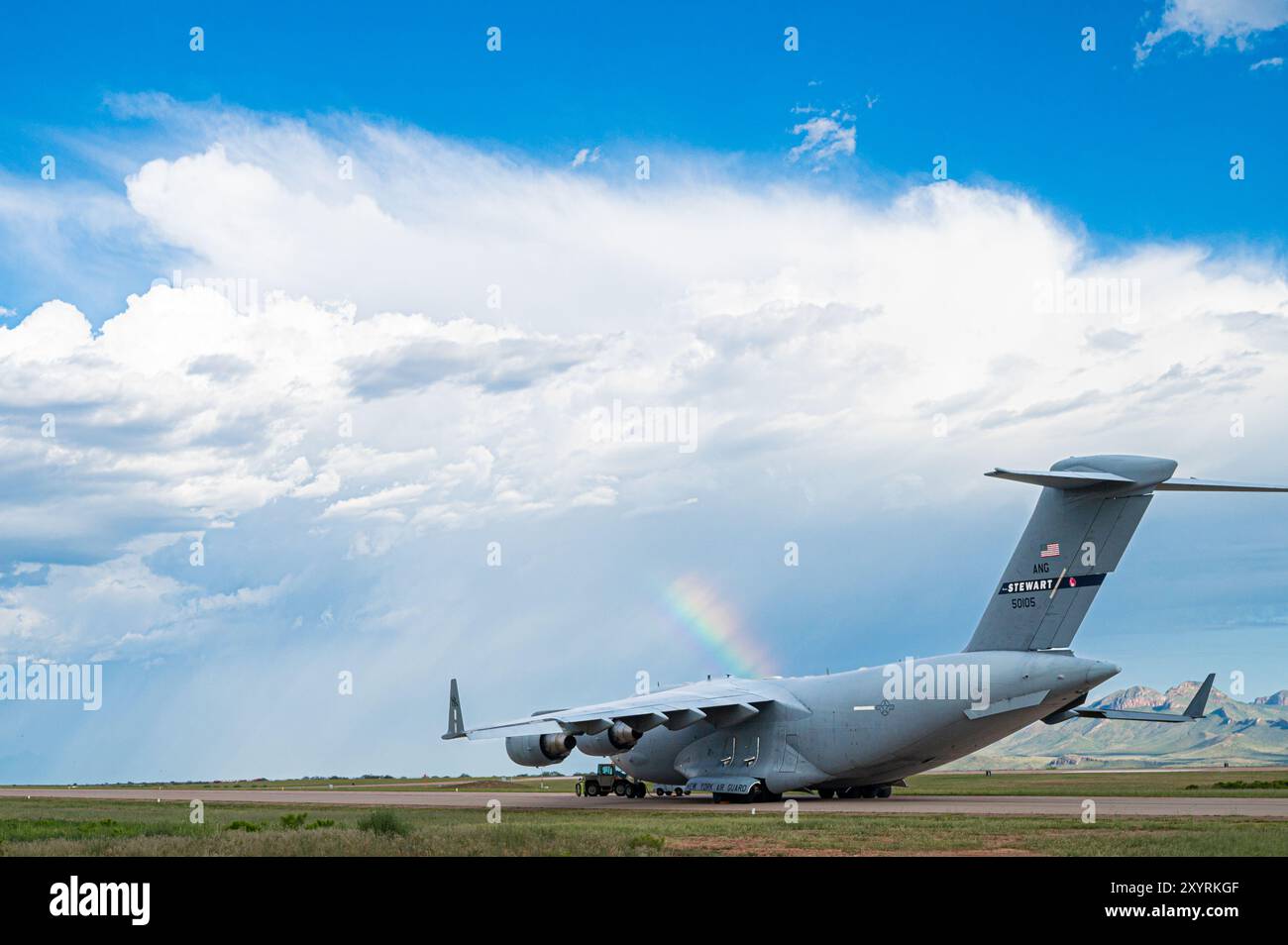 Ein C-17 Globemaster III der US Air Force, der dem 105. Airlift-Flügel zugeordnet ist, sitzt auf der Fluglinie und unterstützt den Advanced Tactics Airlift Kurs im Advanced Airlift Tactics Training Center in Fort Huachuca, Arizona, am 21. August 2024. Die Mission der AATTC aus St. Joseph, Missouri, erhöht die Effektivität und Überlebensfähigkeit der Mobilitätskräfte. Seit 1983 bietet die AATTC fortgeschrittene taktische Ausbildung für Mobilitätsflugzeuge der Air National Guard, Air Force Reserve Command, Air Mobility Command, Air Combat Command, Air Force Special Operations Command, U Stockfoto
