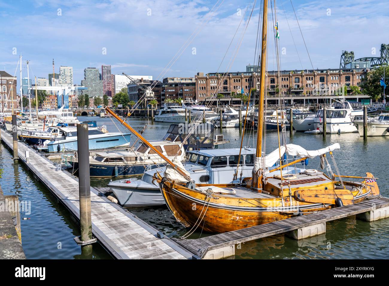 Rotterdam Marina, Sportboothafen, Segelboote, Motoryachten, im Binnenhafen, Viertel Feijenoord, Rotterdam, Niederlande Stockfoto