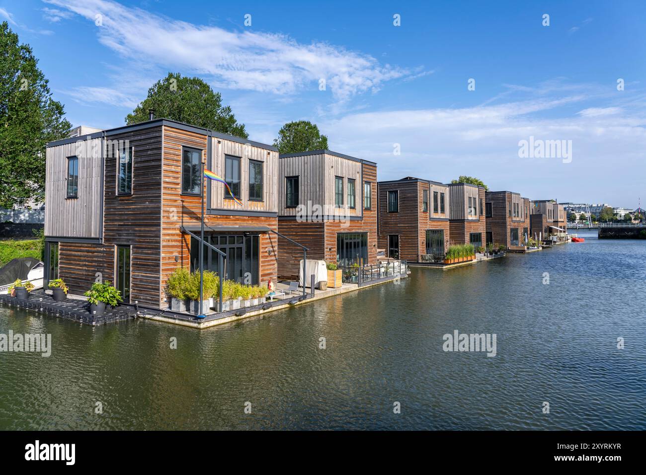 18 schwimmende Wohngebäude Havenlofts Nassauhaven, energieneutral, Solarzellen, Wärme aus Biomasse, Holzbau, eigene Abwasserbehandler Stockfoto