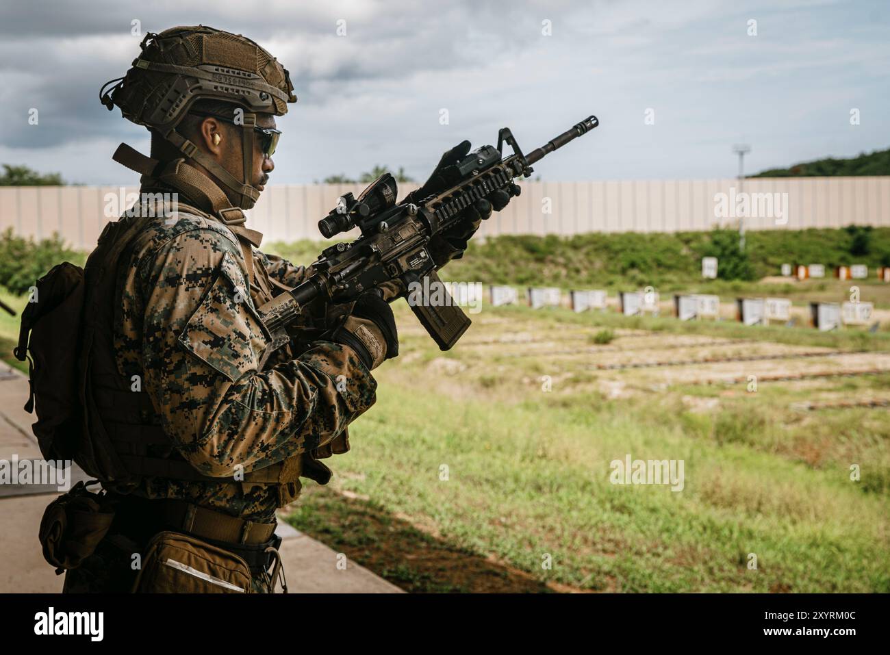 Bryan Graves, ein gebürtiger Kalifornier, der aus Kalifornien stammt, bereitet seinen M4-Karabiner während einer Feuerprobe mit den Marinesoldaten der Republik Korea in Segyeh-ri, Südkorea, am 21. August 2024 vor. Die integrierte Ausbildung zwischen den beiden Ländern stärkt die ROK-USA Allianz durch bilaterale, gemeinsame Ausbildung, die zur gemeinsamen Verteidigungsfähigkeit der koreanischen Halbinsel beiträgt. (Foto des U.S. Marine Corps von Lance CPL. Peyton Kahle) Stockfoto