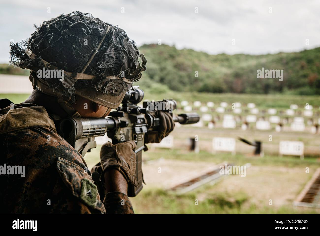 Jesus Ledezma, Mörsermann, Alpha Company, Battalion Landing Team 1/5, 15. Marine Expeditionary Unit und ein gebürtiger Washington, feuerte am 21. August 2024 einen M4-Karabiner während eines Live-Feuers mit den Marinesoldaten der Republik Korea in Segyeh-ri, Südkorea. Die integrierte Ausbildung zwischen den beiden Ländern stärkt die ROK-USA Allianz durch bilaterale, gemeinsame Ausbildung, die zur gemeinsamen Verteidigungsfähigkeit der koreanischen Halbinsel beiträgt. (Foto des U.S. Marine Corps von Lance CPL. Peyton Kahle) Stockfoto