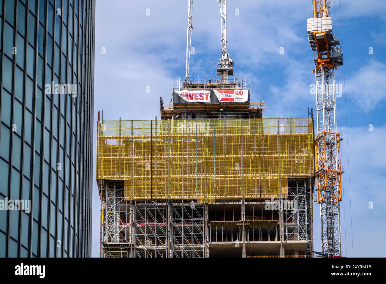 Betonpumpe auf der Baustelle eines neuen Bürogebäudes im Stadtzentrum von Rotterdam, Niederlande Stockfoto