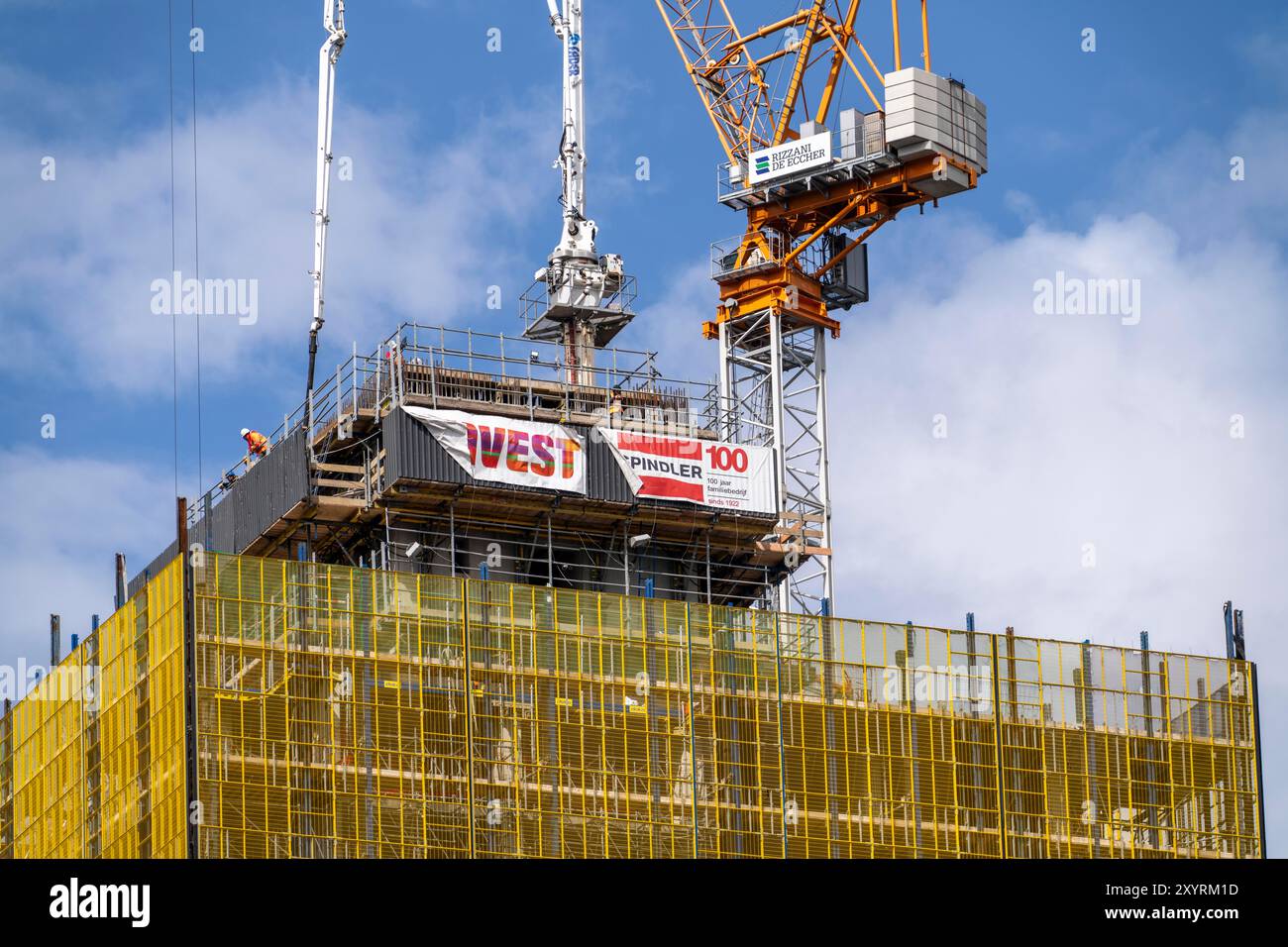 Betonpumpe auf der Baustelle eines neuen Bürogebäudes im Stadtzentrum von Rotterdam, Niederlande Stockfoto