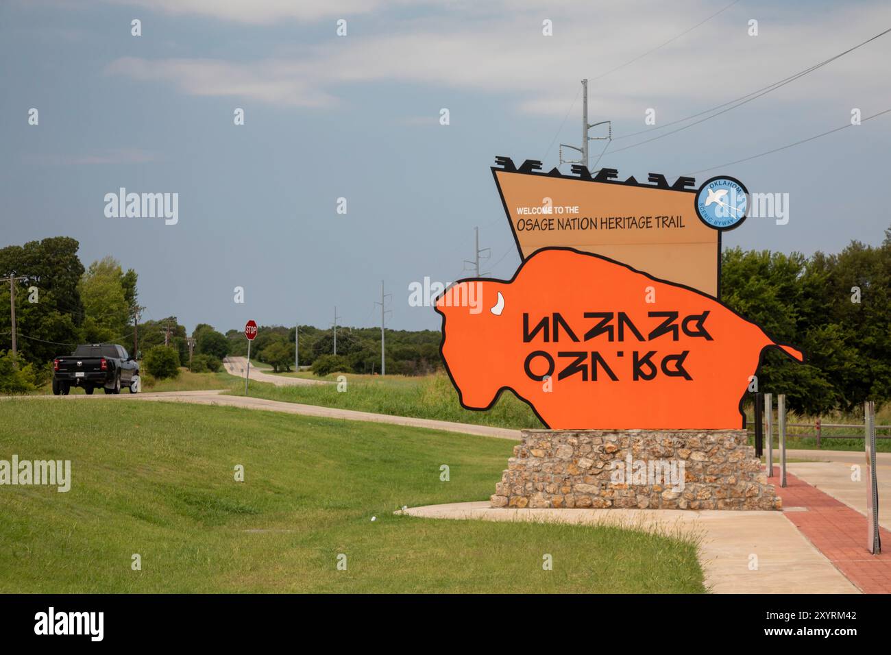 Osage Nation, Oklahoma – Ein Schild in englischer Sprache und der Sprache Osage heißt Besucher auf dem Osage Nation Heritage Trail willkommen. Stockfoto