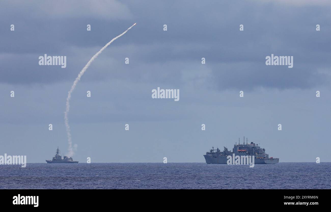 PHILIPPINISCHE SEE (28. August 2024) – der Zerstörer der Murasame-Klasse JS Ariake (DD 109) der Japan Maritime Self-Defense Force startet während der Übung Pacific Vanguard am 28. August 2024 eine weiterentwickelte Sea Sparrow Missile in die Philippinische See, während sie mit dem US Navy Military Sealift Command Lewis und dem Clark-Klasse Trockenfrachtschiff USNS Richard E. Byrd (T-AKE 4) in der Philippinischen See dampfen. Commander, Logistics Group Western Pacific/Task Force 73 versorgt stationierte Einheiten im Indopazifik zusammen mit regionalen Verbündeten und Partnern logistisch neu. Pacific Vanguard ist eine Gelegenheit für gleichgesinnte Kräfte, ihre Fähigkeiten in mA zu stärken Stockfoto