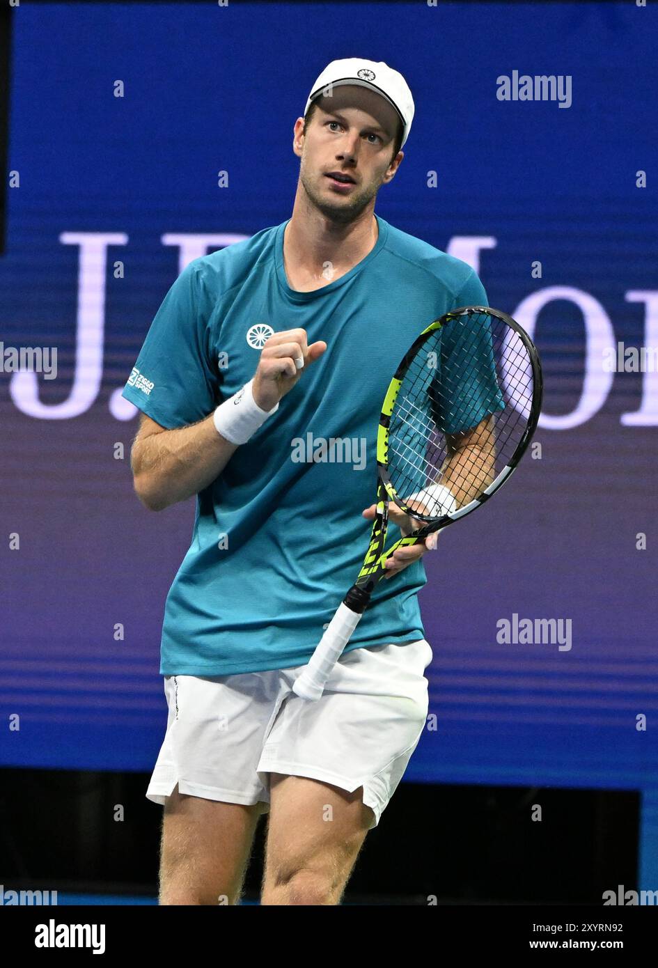 FLUSHING NY: Botic van de Zandschulp reagiert, nachdem er Carlos Alcaraz in der zweiten Runde im Arthur Ashe Stadium im USTA Billie Jean King National Tennis Center am 29. August 2024 in Flushing Queens besiegt hatte. Foto: Larry Marano © 2024 Stockfoto